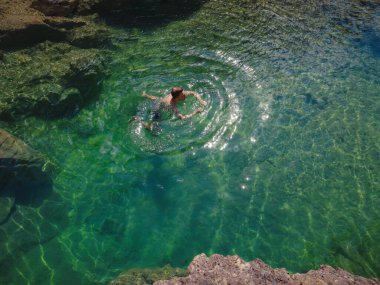 Sıcak bir yaz gününde Türkiye seyahati, Akdeniz bölgesi. Genç adam dal ve dağ nehrinde eğlen. Açık hava, seyahat, aktif yaşam tarzı, yaz tatili kavramı.