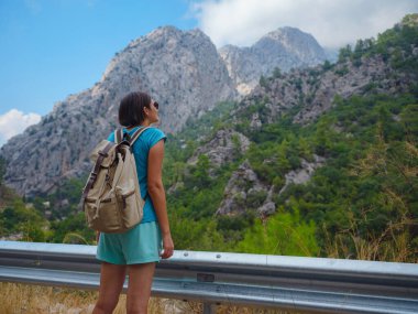 Sırt çantasıyla gezen, Türkiye 'ye seyahat eden, Akdeniz' de yaz günü gezisi yapan bir turist. Sıfır atık yolculuğu, aktif yaşam tarzı, yaz tatili konsepti.