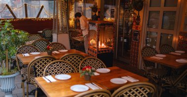 Düsseldorf 'ta. GERÇEK. 13 Aralık 2022 'de. Almanya 'da Noel. Noel piyasa ruhu. Noel 'i kutluyoruz. Işıklar, atlı karınca, şehir merkezindeki markette küçük evler, inanılmaz yiyecek seçimi.