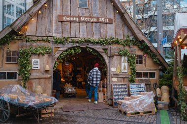 Dortmund. GERÇEK. 13 Aralık 2022 'de. Noel piyasa ruhu. Noel 'i kutluyoruz. Işıklar, atlı karınca, şehir merkezindeki markette küçük evler, inanılmaz yiyecek seçimi..