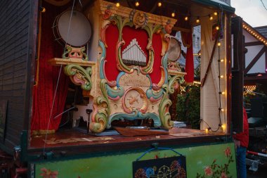 Essen. GERÇEK. 13 Aralık 2022 'de. Almanya 'daki Noel pazarı. Noel 'i kutluyoruz. Işıklar, atlı karınca, şehir merkezindeki markette küçük evler, inanılmaz yiyecek seçimi..