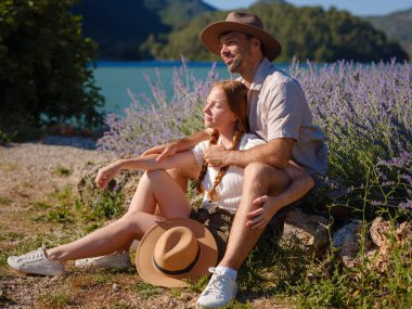 Temiz havayı kucaklama ve açık hava aktiviteleriyle meşgul olma kavramı. Bir çift hippi dağlardaki lavanta tarlasında aşk ve mutluluğun tadını çıkarın. Lavanta konseptinde aşk.