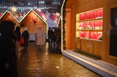 Düsseldorf 'ta. GERÇEK. 13 Aralık 2022 'de. Almanya 'da Noel. Noel piyasa ruhu. Noel 'i kutluyoruz. Işıklar, atlı karınca, şehir merkezindeki markette küçük evler, inanılmaz yiyecek seçimi.