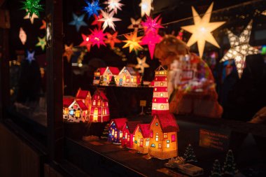 Essen, Almanya - 13 Aralık 2022: Noel atmosferi açık xmas pazarında. Noel 'i kutluyoruz. Avrupa 'daki panayırda ışıklar, atlıkarınca, küçük evler, oyuncaklar ve dekorasyonlar