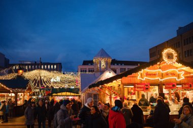 Essen. GERÇEK. 13 Aralık 2022 'de. Almanya 'daki Noel pazarı. Noel 'i kutluyoruz. Işıklar, atlı karınca, şehir merkezindeki markette küçük evler, inanılmaz yiyecek seçimi..