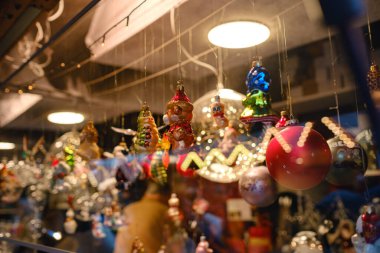 Düsselldorf, Almanya - 13 Aralık 2022: Noel atmosferi açık xmas pazarında. Noel 'i kutluyoruz. Avrupa 'daki panayırda ışıklar, atlıkarınca, küçük evler, oyuncaklar ve dekorasyonlar