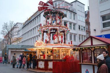 Düsseldorf 'ta. GERÇEK. 13 Aralık 2022 'de. Almanya 'da Noel. Noel piyasa ruhu. Noel 'i kutluyoruz. Işıklar, atlı karınca, şehir merkezindeki markette küçük evler, inanılmaz yiyecek seçimi.