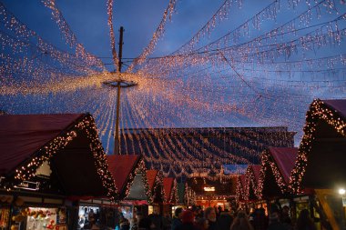 Essen. GERÇEK. 13 Aralık 2022 'de. Almanya 'daki Noel pazarı. Noel 'i kutluyoruz. Işıklar, atlı karınca, şehir merkezindeki markette küçük evler, inanılmaz yiyecek seçimi..