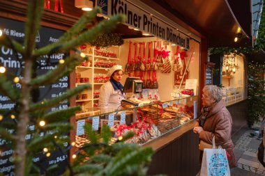 Parfüm. GERÇEK. 13 Aralık 2022 'de. Noel piyasa ruhu. Noel 'i kutluyoruz. Işıklar, atlı karınca, şehir merkezindeki markette küçük evler, inanılmaz yiyecek seçimi..