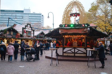 Parfüm. GERÇEK. 13 Aralık 2022 'de. Noel piyasa ruhu. Noel 'i kutluyoruz. Işıklar, atlı karınca, şehir merkezindeki markette küçük evler, inanılmaz yiyecek seçimi..