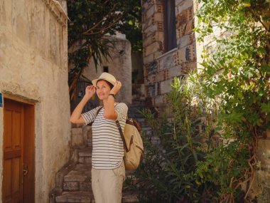 Marmaris, Türk Rivierası 'nın Turkuaz Sahili' ndeki tatil beldesi. Marmaris denize açılmak ve dalmak için harika bir yer. Marmaris 'in Güzel Caddelerindeki Turist Kadın.