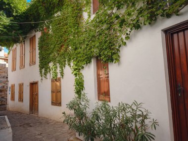 Marmaris, Türk Rivierası 'nın Turkuaz Sahili' ndeki tatil beldesi. Marmaris 'in güzel sokakları. Beyaz tuğlaları, yeşil bitkileri ve çiçekleri olan evlerin arasında merdivenleri olan dar sokaklar