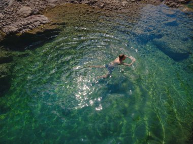 Sıcak bir yaz gününde Türkiye seyahati, Akdeniz bölgesi. Genç adam dal ve dağ nehrinde eğlen. Açık hava, seyahat, aktif yaşam tarzı, yaz tatili kavramı.