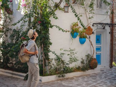 Marmaris, Türk Rivierası 'nın Turkuaz Sahili' ndeki tatil beldesi. Marmaris denize açılmak ve dalmak için harika bir yer. Marmaris 'in Güzel Caddelerindeki Turist Kadın.