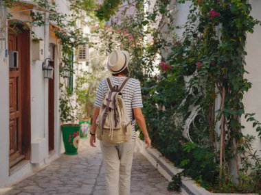 Marmaris, Türk Rivierası 'nın Turkuaz Sahili' ndeki tatil beldesi. Marmaris denize açılmak ve dalmak için harika bir yer. Marmaris 'in Güzel Caddelerindeki Turist Kadın.