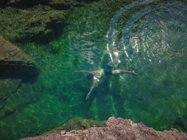 Sıcak bir yaz gününde Türkiye seyahati, Akdeniz bölgesi. Genç adam dal ve dağ nehrinde eğlen. Açık hava, seyahat, aktif yaşam tarzı, yaz tatili kavramı.