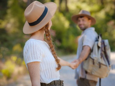 Temiz havayı kucaklama ve açık hava aktiviteleriyle meşgul olma kavramı. Doğada birbirine sarılıp gülümseyen sevgi dolu genç bir çift. Türkiye 'de Dağlar Ormanı yürüyor. Beni izleyin.