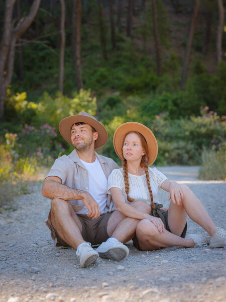 концепция использования свежего воздуха и активного отдыха на свежем воздухе. Любящие молодые пары обнимаются и улыбаются вместе на природе. Горная прогулка по Турции