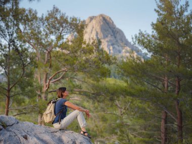 Türkiye 'de Antalya yakınlarındaki Lycian Yolu' nda yürüyen bir kadın gezgin. Açık hava, fiziksel ve zihinsel refah, dijital detoks konsepti