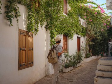 Marmaris, Türk Rivierası 'nın Turkuaz Sahili' ndeki tatil beldesi. Marmaris denize açılmak ve dalmak için harika bir yer. Marmaris 'in Güzel Caddelerindeki Turist Kadın.