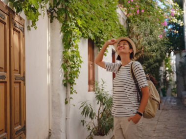 Marmaris, Türk Rivierası 'nın Turkuaz Sahili' ndeki tatil beldesi. Marmaris denize açılmak ve dalmak için harika bir yer. Marmaris 'in Güzel Caddelerindeki Turist Kadın.