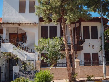 Akyaka, Türkiye, 23 Ekim 2022: Türkiye 'nin güneybatısında bir kıyı kenti olan Akyaka, uluslararası turizm için büyüyen bir merkezdir. Güneşli sıcak bir sonbahar günü, güzel geleneksel Türk evleri