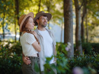 Temiz havayı kucaklama ve açık hava aktiviteleriyle meşgul olma kavramı. Balayı gezisi. Aşıklar parkta. Düğün seyahati. Tatilde olan çift.