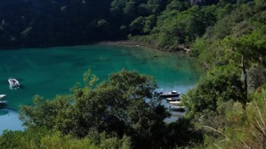 Oludeniz 'den Fethiye' ye, Lycian patikasından. Türkiye 'de seyahat. Aktif tatiller sağlıklı yaşam tarzı eko turizm. İki tekne güzel bir körfeze park edilmiş.