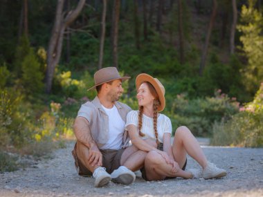 Temiz havayı kucaklama ve açık hava aktiviteleriyle meşgul olma kavramı. Doğada birbirine sarılıp gülümseyen sevgi dolu genç bir çift. Türkiye 'de Dağlar Ormanı Yürüyüşü