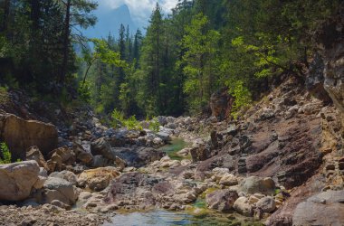 Türkiye seyahati, sıcak bir yaz gününde Akdeniz bölgesi, Goynuk Kanyonu 'nda güzel bir dağ nehri olan Lycian patikası.