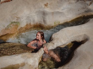 Sıcak bir yaz gününde Türkiye seyahati, Akdeniz bölgesi. Mayolu genç bir kadın dağ nehrinde eğleniyor. Açık hava, seyahat, aktif yaşam tarzı, yaz tatili, Friluftsliv