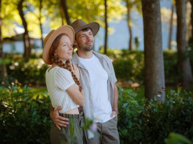 Temiz havayı kucaklama ve açık hava aktiviteleriyle meşgul olma kavramı. Balayı gezisi. Aşıklar parkta. Düğün seyahati. Tatilde olan çift.