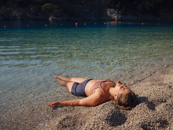Χαρούμενη Γυναίκα Απολαμβάνει Την Παραλία Oludeniz Blue Lagoon Τουρκία Ζωή — Φωτογραφία Αρχείου