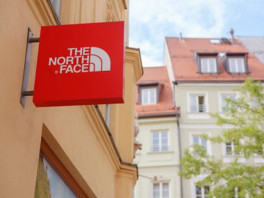 Münih, Almanya - 5 Ağustos 2022: North Face, Inc., dış giyim ve ekipman alanında uzmanlaşmış Amerikalı bir açık hava ürün şirketi..