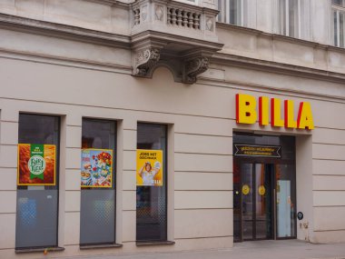 Viyana, Avusturya - 7 Ağustos 2022: dükkanları, mağazaları, süpermarketleri olan şirket logosu. Şu anda REWE Grubu 'nun bir parçası olan Billa, 1953 yılında 1000' den fazla mağaza tarafından kurulmuştur..