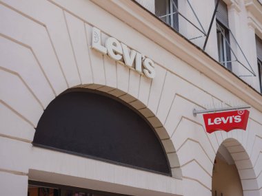 Münih, Almanya - 5 Ağustos 2022: Levi Strauss Co 'nun alışveriş merkezindeki dükkan logosu. Levis marka kot pantolonuyla dünya çapında bilinen özel bir Amerikan giyim şirketidir..