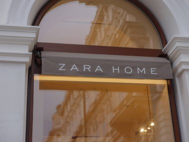 Viyana, Avusturya - 8 Ağustos 2022: Alışveriş ve markanın logosu. Zara Home, ev yapımı tekstil ürünleri üreten bir İspanyol mağazası.