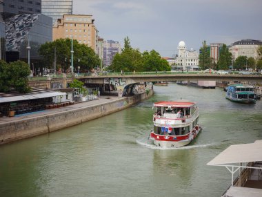 Viyana, Avusturya - 8 Ağustos 2022: Feribotlu Tuna Nehri manzarası, Viyana 'da turistli motorlu gemi, Donaukanal Tuna Kanalı