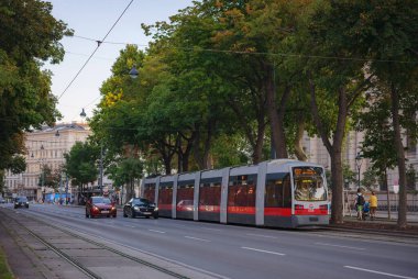 Viyana, Avusturya - 7 Ağustos 2022: şehirde toplu taşıma. Tramvay Viyana caddesinden geçiyor. Red Retro Tramvay - Viyana 'daki tren istasyonunda Viyana Ring Tramvayı