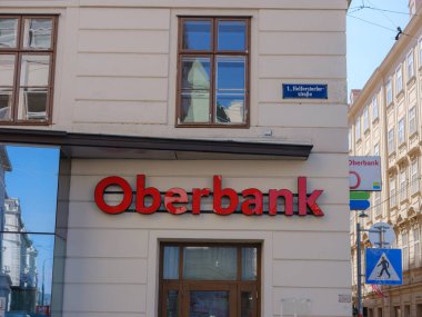 Viyana, Avusturya - 11 Ağustos 2022: Oberbank AG logosuyla cephesi Linz merkezli ve 3 Banken-Gruppe 'ye ait bölgesel bir bankadır..