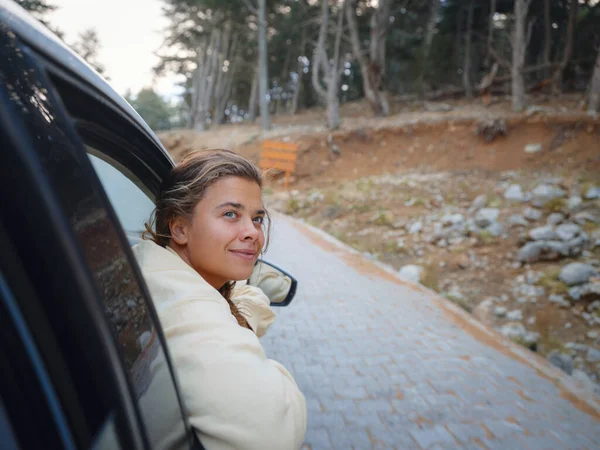 Woman Road Trip Traveling Rental Car Adventure Lifestyle Vacations Vibes — Zdjęcie stockowe