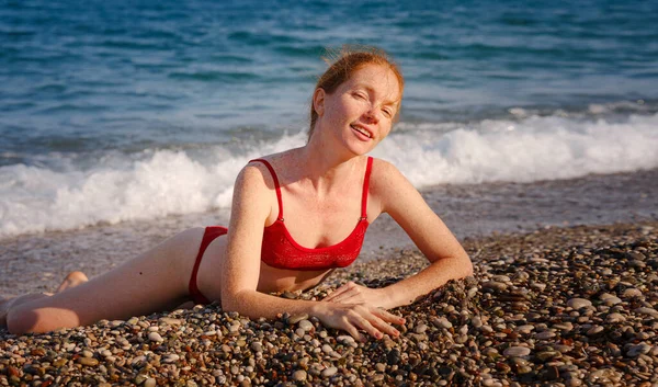 Mulher Gengibre Bonita Biquíni Vermelho Praia Tropical Retrato Uma Jovem — Fotografia de Stock