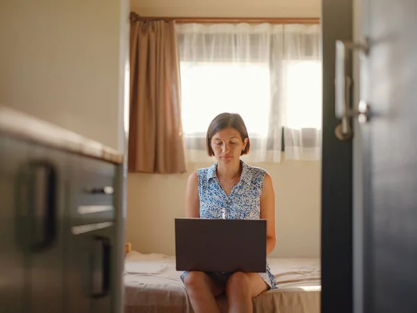 Счастливая Молодая Женщина Ноутбуком Спальне Крошечного Дома Вдали Выходных Удаленного — стоковое фото