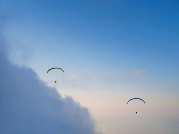 Gökyüzünde Paraşütle Atlıyor Bulutlu Bir Günde Denizin Dağların Üzerinde Uçan — Stok fotoğraf