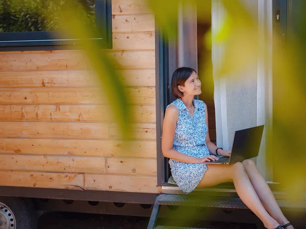 Щаслива Молода Азіатка Ноутбуком Відпочиває Відкритому Повітрі Біля Крихітного Будинку — стокове фото
