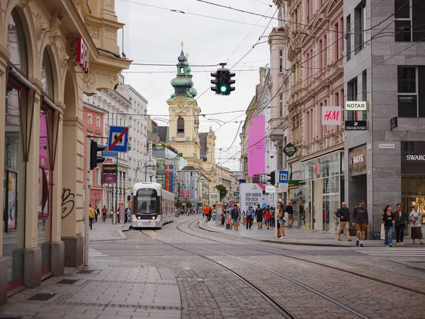 Linz Austria Sierpnia 2022 Widok Przez Główną Ulicę Miasta Spacerujących — Zdjęcie stockowe