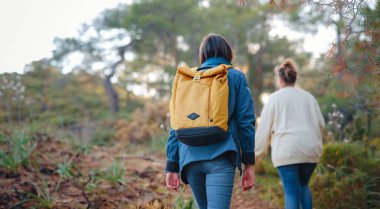 İki kadın Fethiye 'de gün batımının keyfini çıkarıyor. Birlik, akıl sağlığı, ekolojik seyahat. Dağlarda yürüyüş, seyahat, güzel anlar, dijital detoks.