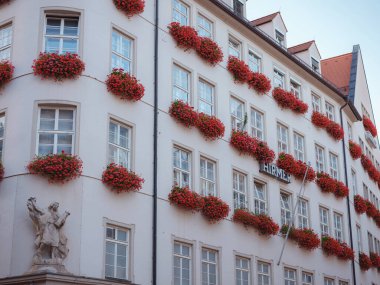 Münih, Bavyera, Almanya - 4 Ağustos 2022: Hirmer pazarı - beş katlı erkek moda mağazası, çeşitli marka ve modeller, modern kafe. Marienplatz