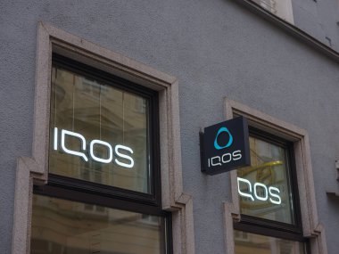 Linz, Avusturya - 6 Ağustos 2022: Şehirdeki IQOS mağazası. IQOS reklamı. Philip Morris International 'a ait tütün sistemi Iqos Tütün Ürünleri Teknolojileri
