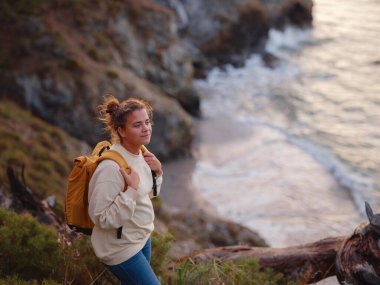 Seyahat ve aktif yaşam tarzı konsepti. Dağlarda yürüyüş yapan mutlu kadın, Fethie, Türkiye. Genç bayan yürüyüşçü gülerek, spor yaparak ve sonbaharda ya da ilkbaharda, tatil gezisinde.